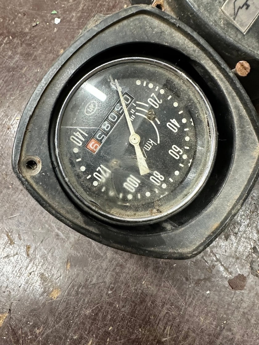 Prístrojovka, tachometer