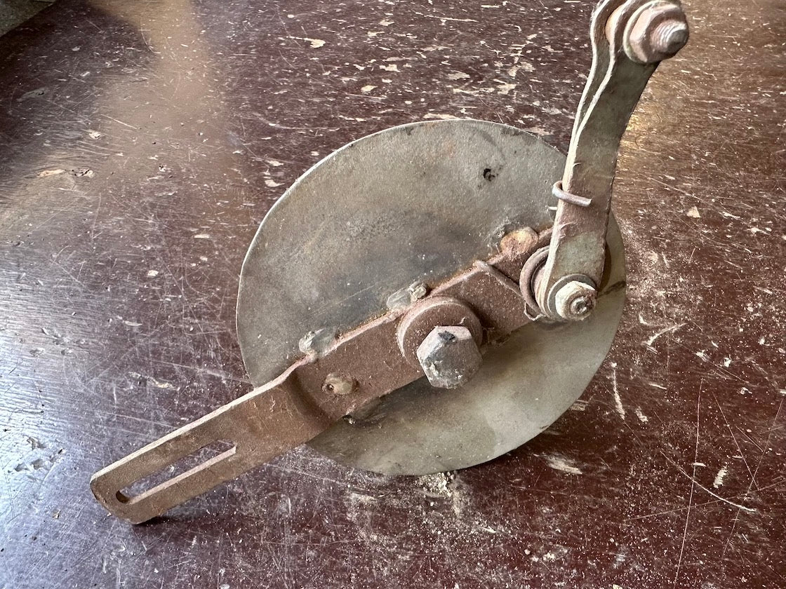 Zadný brzdový štít pakne kluč, robený