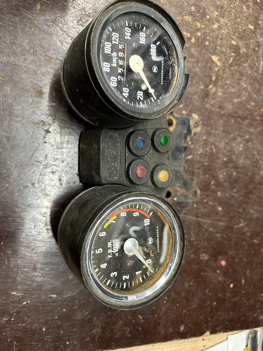 Prístrojovka, tachometer, otáčkomer