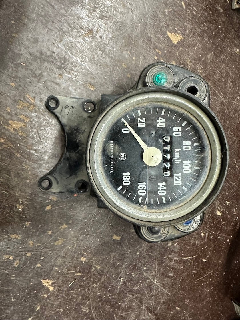 Prístrojovka, tachometer