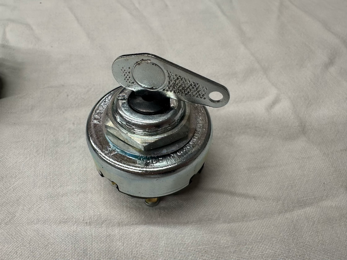 Spínacia skrinka s klúčom bošák