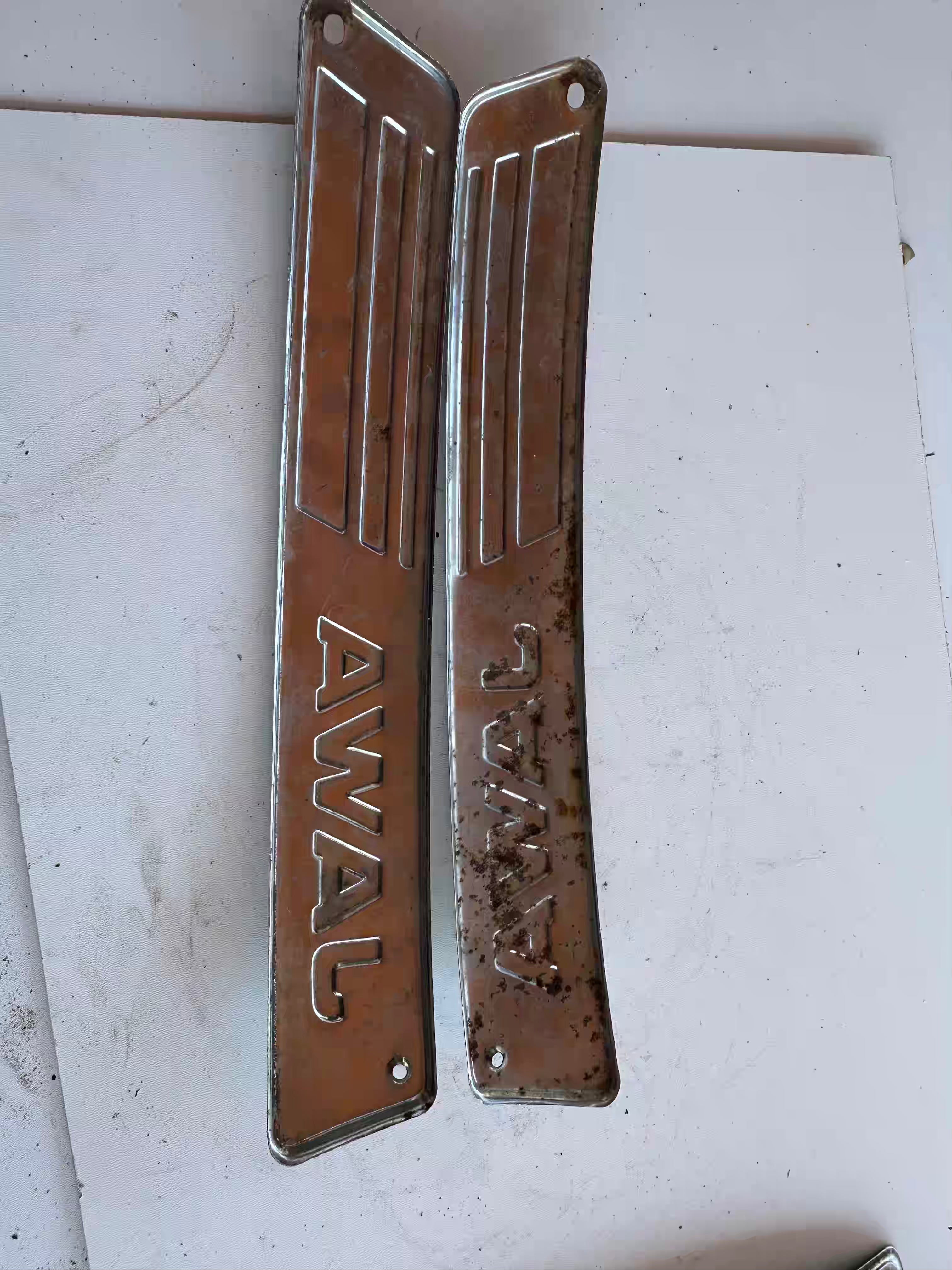 Lišty na nádrž, nápisy jawa Č.1